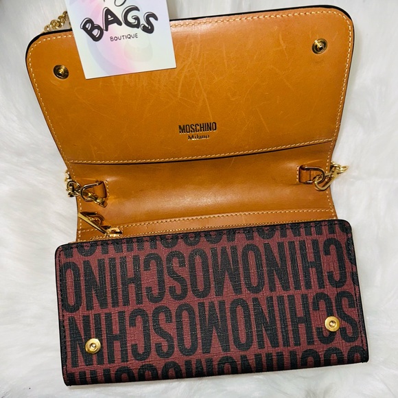 Moschino: Super Mario Bros Yoshi Wallet Chain Crossbody Bag - Picture 6 of 16